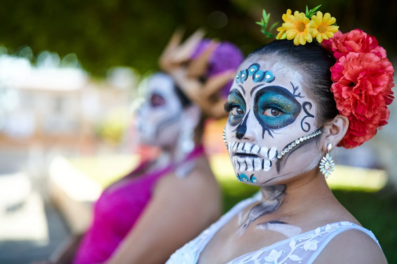 Retrato de mujer con maquillaje de catrina y flores rojas en Puebla, por JGOCFoto